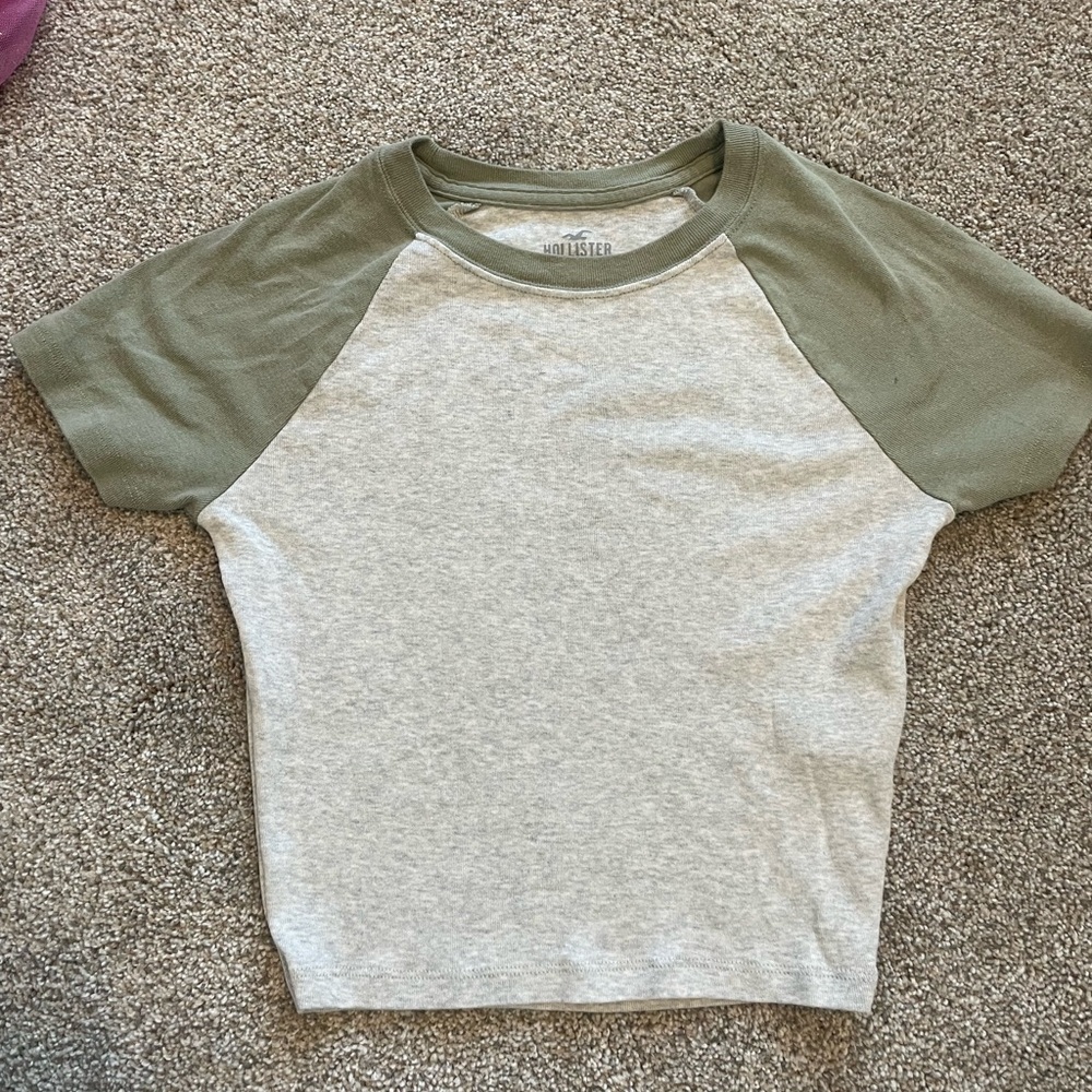 Hollister Olive and Gray Raglan Cropped Tee- Size XS